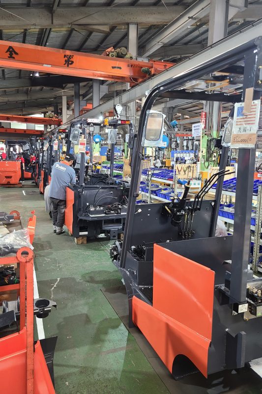 Taillift rentals Houston TX for construction and warehouse use