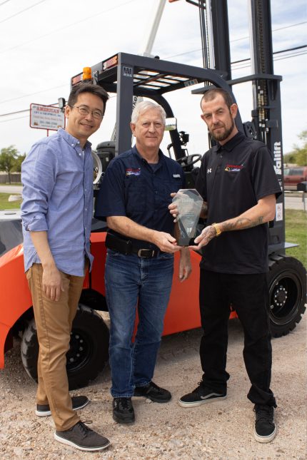 Taillift rentals Houston TX for construction and warehouse use