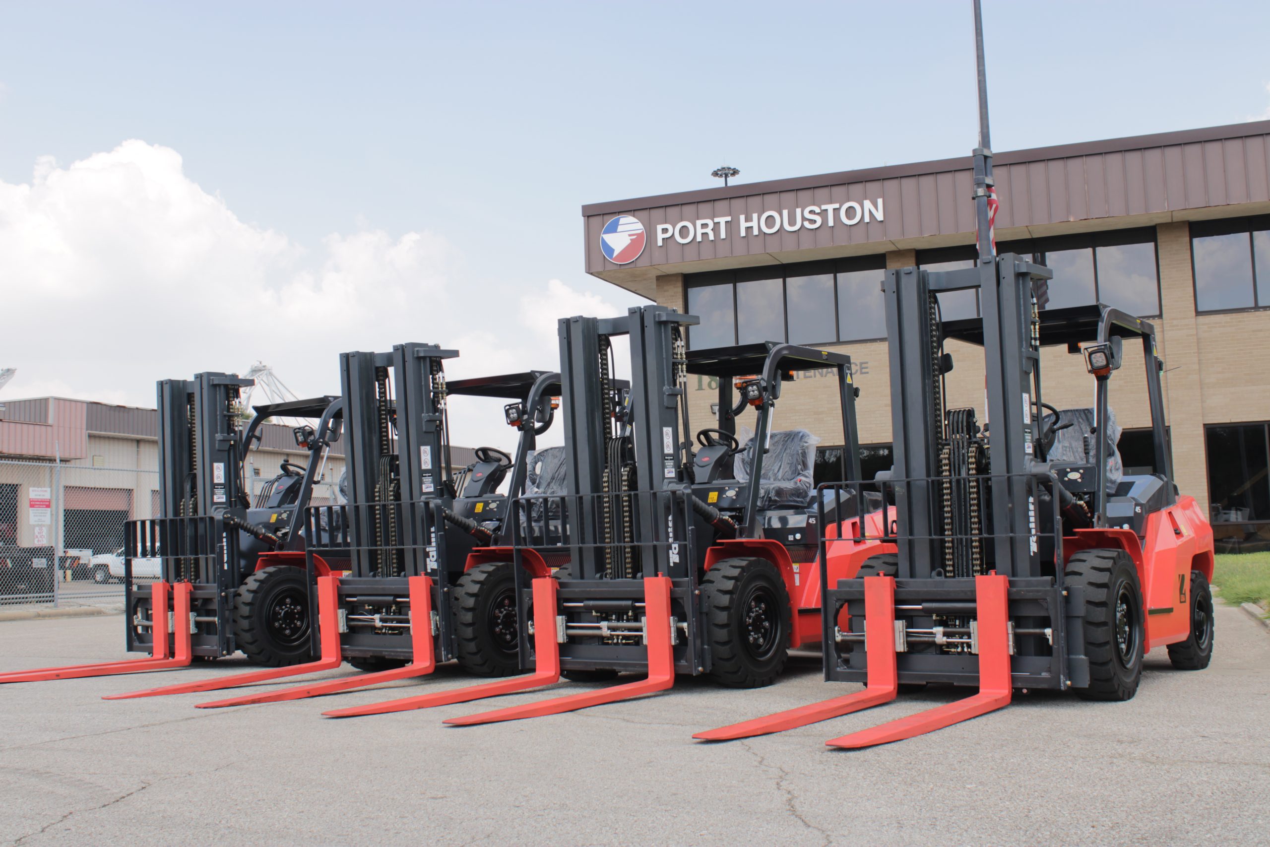 Taillift rentals Houston TX for construction and warehouse use